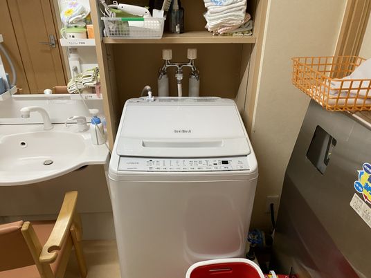 洗濯機と洗面所の内観