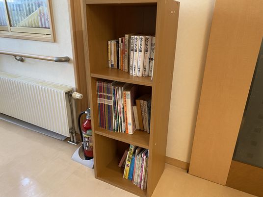 本棚と消火器の廊下