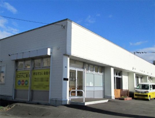 広々とした建物外観