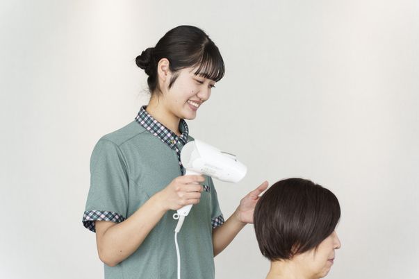 笑顔でケアするスタッフ