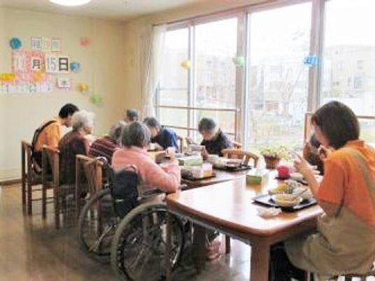明るい食堂の風景