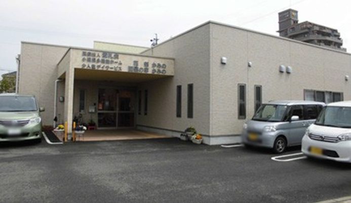 駐車場のある建物外観