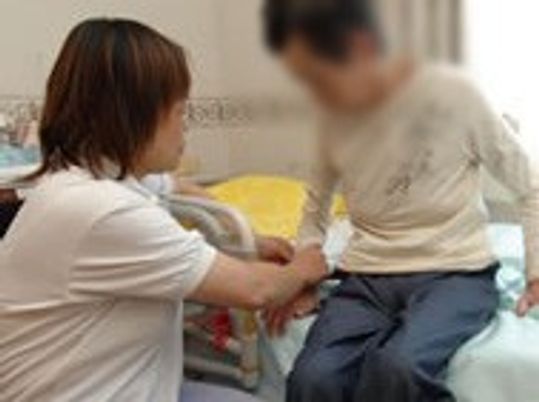 親切な介護の場面