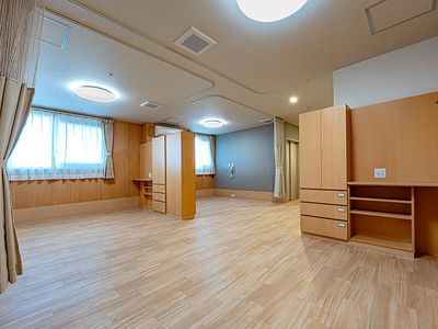 明るい室内の洋室