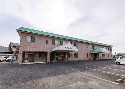 広々とした駐車場の施設外観