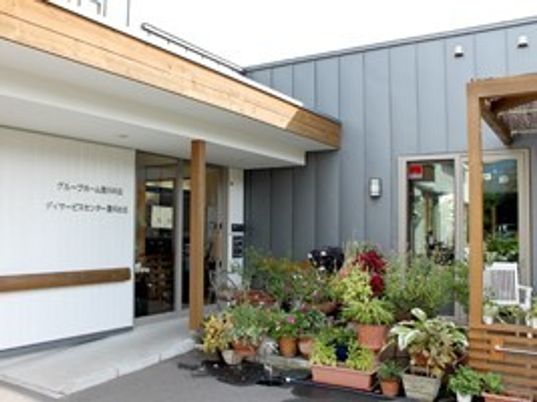 エントランスと花壇の風景