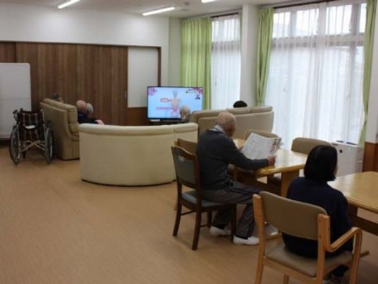 共有スペースでくつろぐ人々