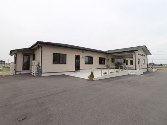 外観の施設の全景