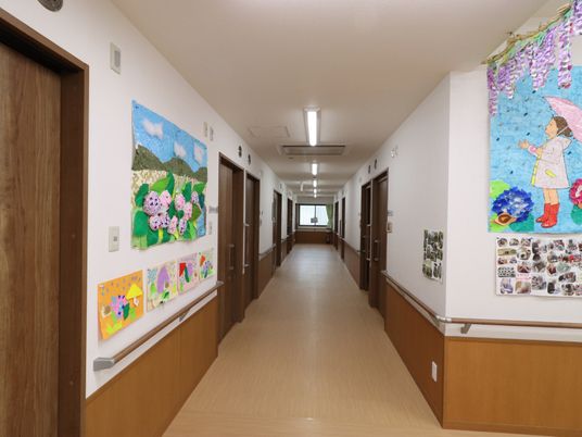 アートが飾られた廊下