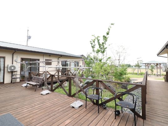 屋外デッキのリラックス空間