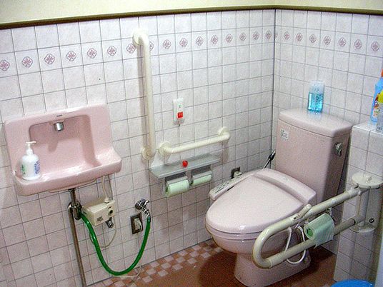 手すり付きのトイレ
