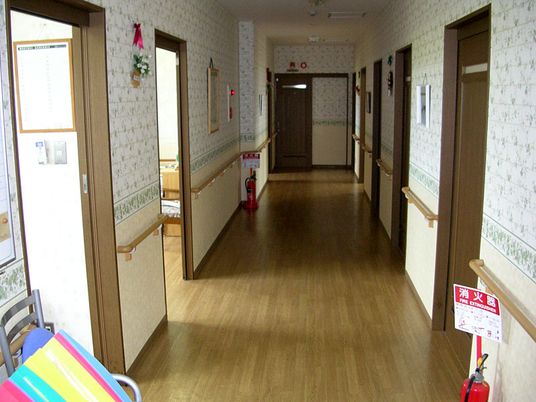 長い廊下と消火器の廊下