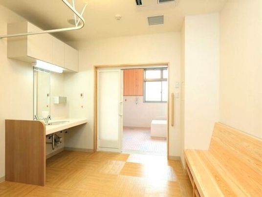 明るい居室の一角