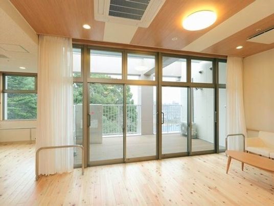 明るい居室の一角