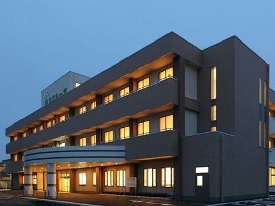 夕暮れ時の落ち着いた外観