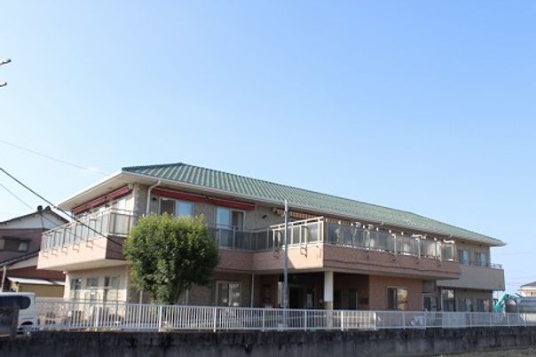 緑の屋根の建物外観