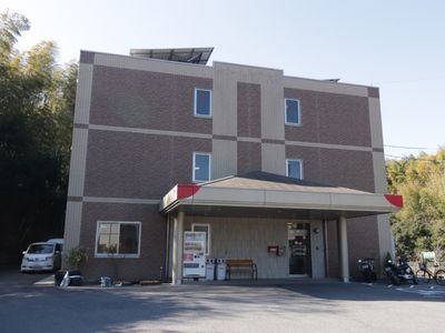 平屋建て施設のエントランス