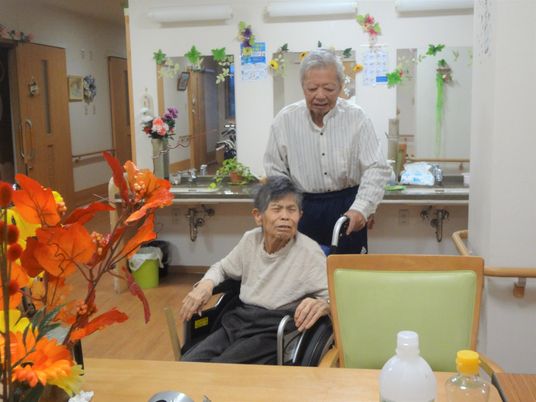 笑顔の高齢者と介助者