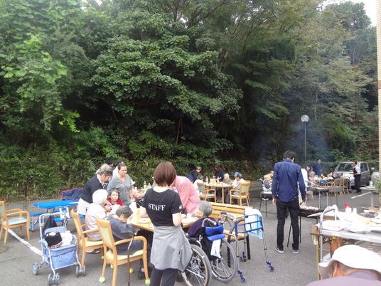 屋外でのバーベキューイベント