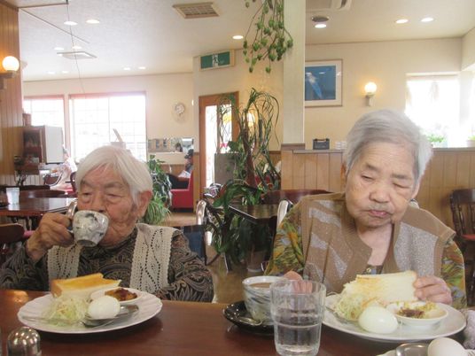 食事をする高齢の方々