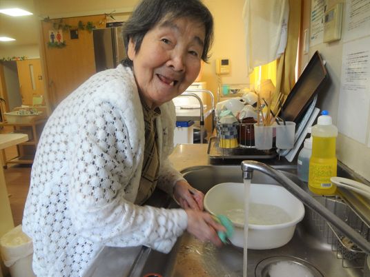 笑顔の女性とキッチン