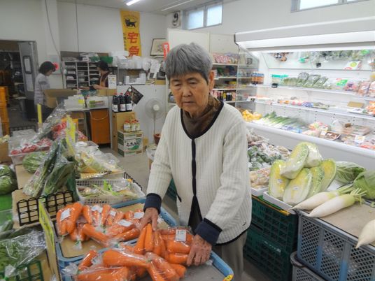 野菜を手にする人