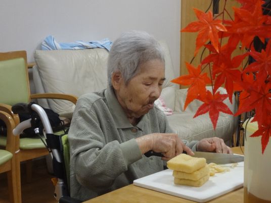 お年寄りの手作業活動