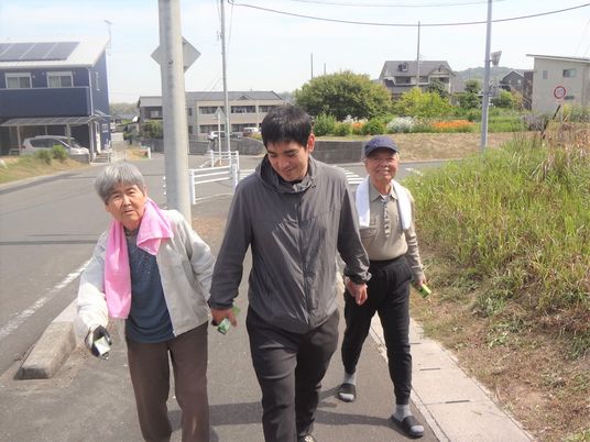 散歩する笑顔の三人組