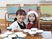 笑顔の女性と子供食堂