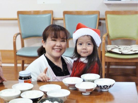 笑顔の女性と子供食堂