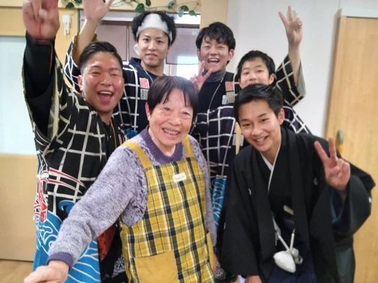 笑顔あふれる集合場面