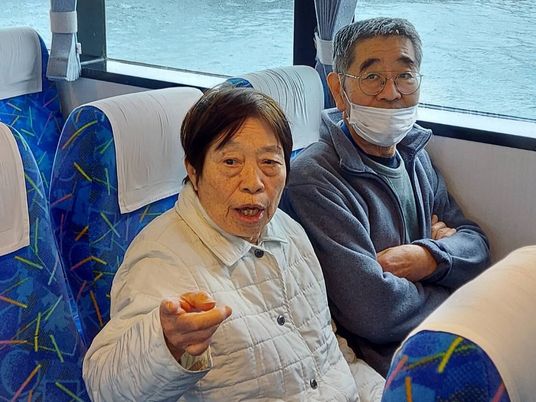 バス内で話す高齢者たち