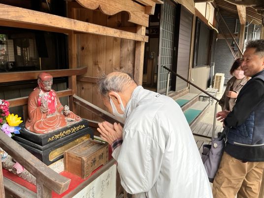 おじぎをする高齢者