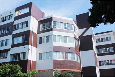 緑豊かな建物外観