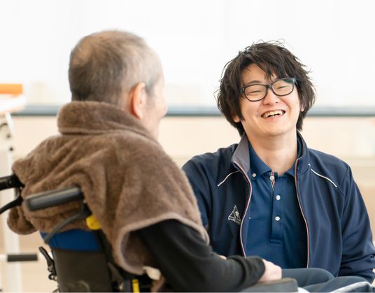 交流中のスタッフと居住者
