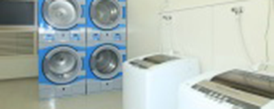洗濯機が並ぶ部屋