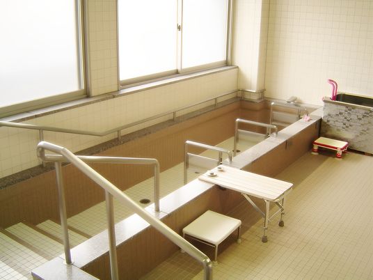 ゆとりのある清潔な浴室