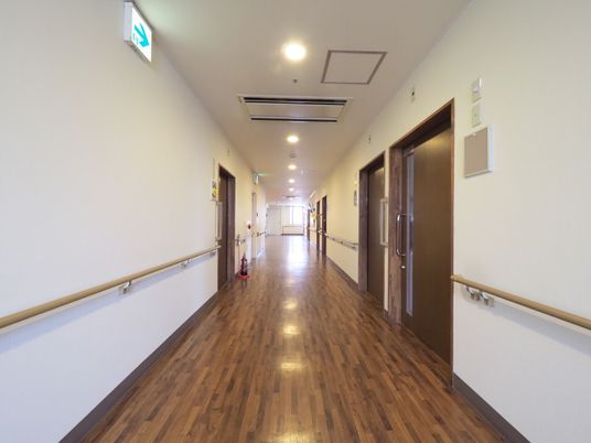 明るく清潔な廊下