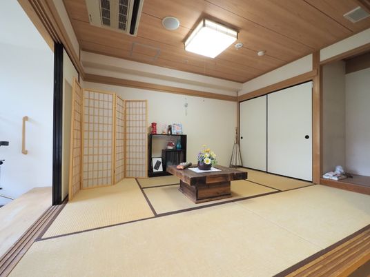 明るい和室の居室