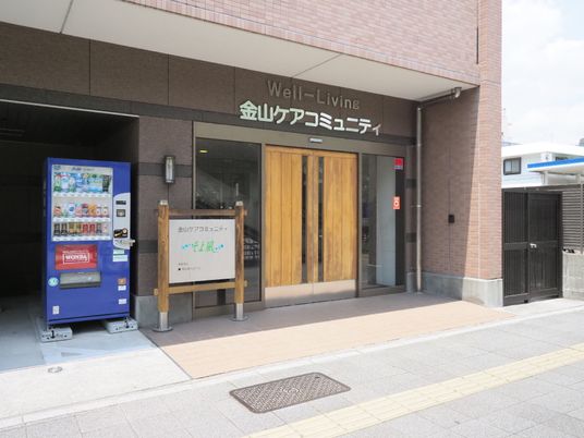 建物正面のエントランス