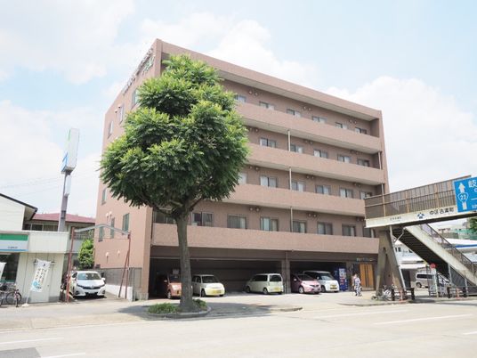 茶色の建物の外観