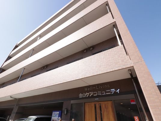 現代的外観の建物エントランス