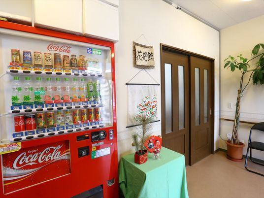 休憩スペースの自動販売機