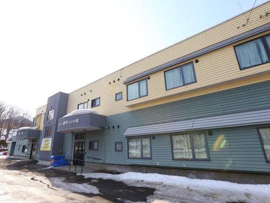 冬の日差し照らす建物外観