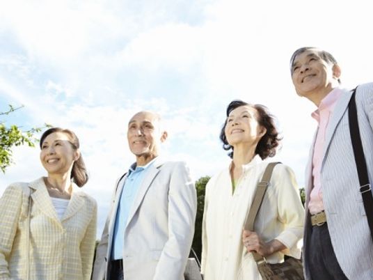 外を歩く人々の表情