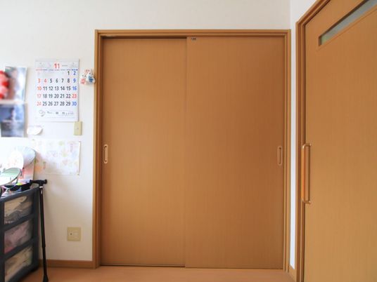 木目調の居室の扉
