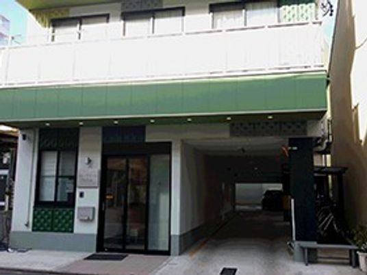 落ち着いた色合いのエントランス