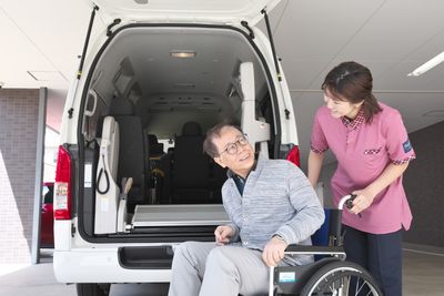 車椅子利用者と介護士の様子