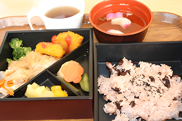 美味しそうな食事のトレイ