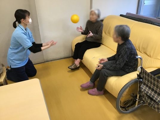 ボール遊びをする居室
